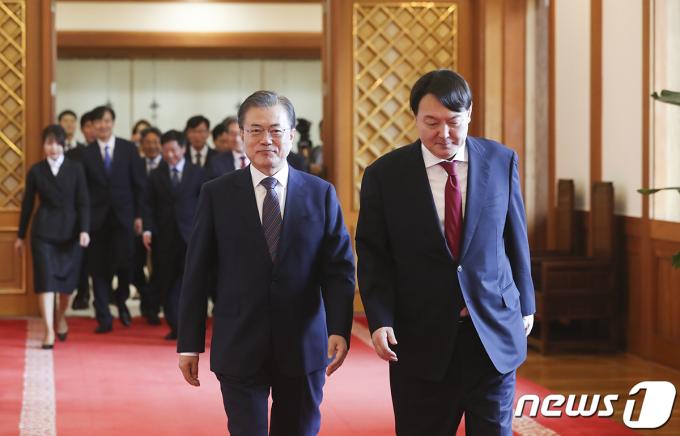 문재인 대통령이 25일 오전 청와대에서 윤석열 신임 검찰총장에게 임명장을 수여한 뒤 환담장으로 이동하고 있다. (청와대 제공) 2019.7.25/뉴스1