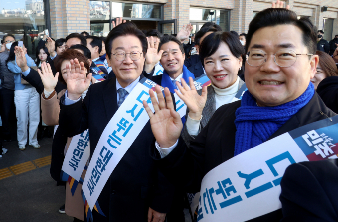 이재명 더불어민주당 대표와가 차기 대선주자 선호도 조사에서 1위를 기록했다. 사진은 지난 24일 서울 서초구 강남고속버스터미널에서 시민들에게 설 귀성 인사를 하고 있는 이 대표의 모습. /사진-공동취재