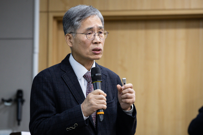 서울서부지법이 윤석열 대통령에게 구속영장을 발부한 판사를 대통령 탄핵지지자라고 주장한 신평 변호사를 고발했다. 사진은 신 변호사가 2022년 한 강연회에서 강사로 나선 모습. /사진=뉴스1  