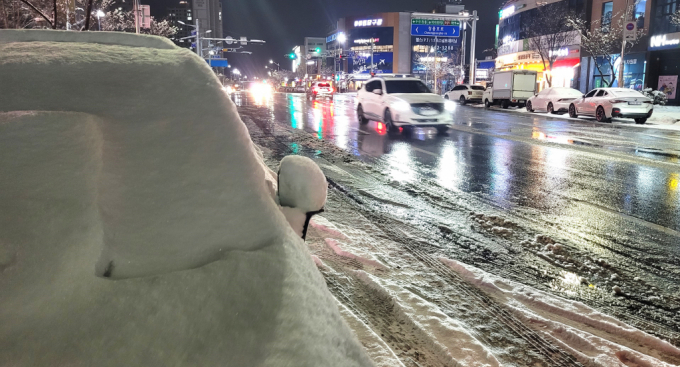  27일 늦은 오후 많은 눈이 내린 충북 제천 도심 도로에서 귀성 차량들이 거북이 운행을 하고 있다. /사진=뉴시스