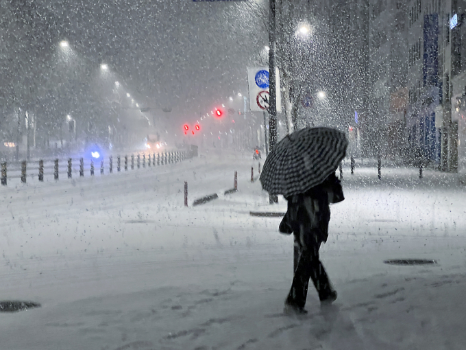 설 명절 연휴 사흘째이자 대설특보가 발효된 27일 밤 서울 송파구 거리에서 시민이 쏟아지는 눈발을 헤치며 발걸음을 재촉하고 있다.  /사진=뉴스1