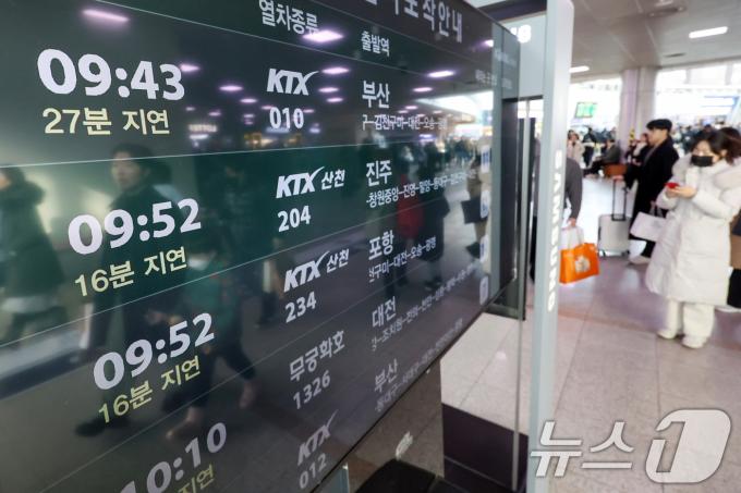 설연휴 기간 전국적인 폭설 및 한파로 인해 귀성·귀경 열차 운행이 차질을 빚고 있는 28일 오전 서울 중