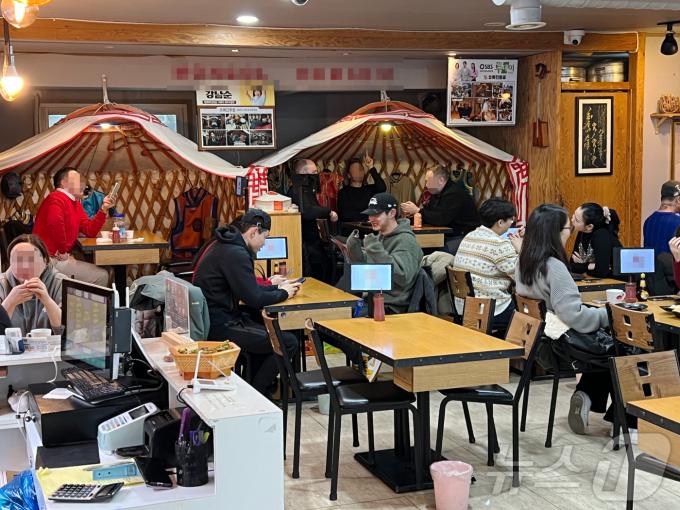 27일 오후, 서울 중구 광희동 중앙아시아 거리에 있는 몽골 전통 식당이 붐비고 있다.2025.1.27/뉴스1 ⓒ 뉴스1 김민재 기자