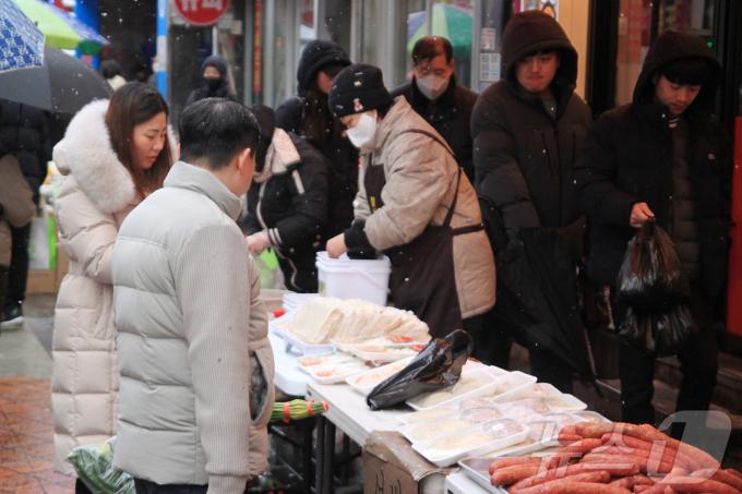 27일 오후, 서울 영등포구 대림동 대림중앙시장에서 한 남성이 만두를 사려고 기다리고 있다.2025.1.27/뉴스1 ⓒ 뉴스1 김민재 기자
