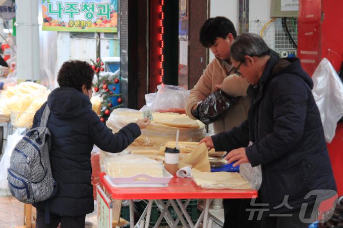 27일 오후, 서울 영등포구 대림동 대림중앙시장에서 한 여성이 상인에게 건두부를 구매하고 있다.2025.1.27/뉴스1 ⓒ 뉴스1 김민재 기자