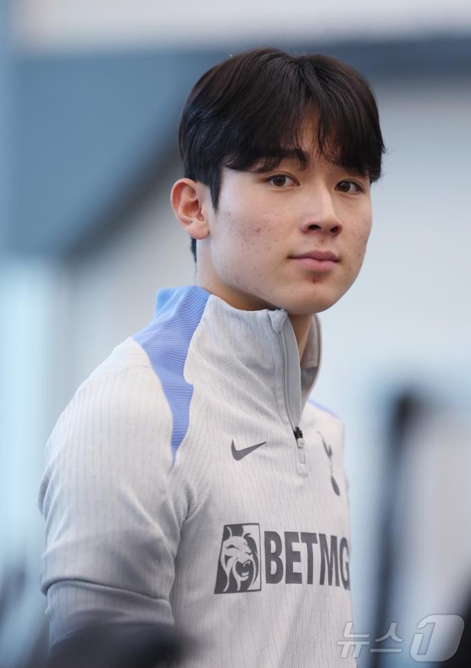 양민혁(18)이 토트넘에 합류 이후 처음으로 실내 훈련을 하는 모습. (토트넘 홈페이지 캡처)