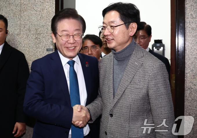 이재명 더불어민주당 대표가 지난해 12월 5일 오후 서울 여의도 국회에서 김경수 전 경남도지사와 접견을 마치고 배웅하고 있다. 2024.12.5/뉴스1 ⓒ News1 김민지 기자
