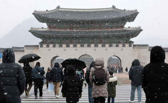 31일에는 수도권 지역에는 비나 눈이 내릴 것으로 관측된다. 사진은 지난 28일 많은 눈이 내린 서울 광화문 앞 횡단보도에서 시민들이 발걸음을 옮기는 모습. /사진=뉴스1