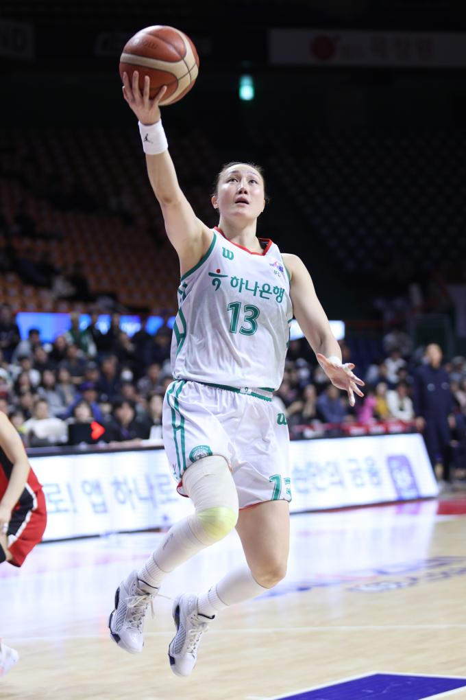 슛하는 김정은. (WKBL 제공)