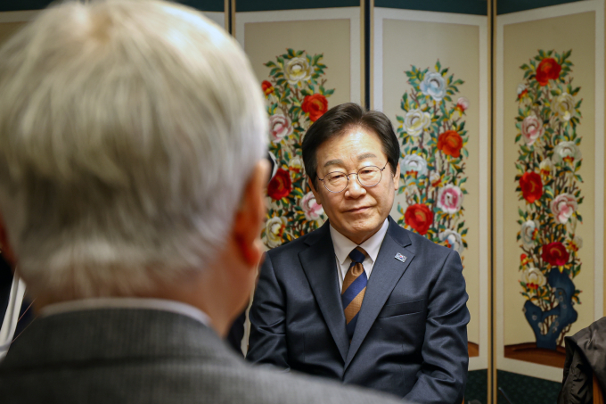 차기 대권주자에 대한 여론조사 결과가 조사기관별로 차이를 보여 혼란이 일고 있다. 사진은  이재명 더불어민주당 대표가 30일 경남 양산시 평산마을에서 문재인 전 대통령을 예방해 대화를 나누는 모습. /사진=뉴시스(더불어민주당 제공)