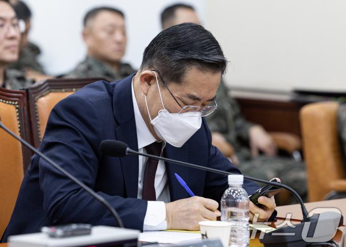신원식 국가안보실장이 22일 오후 서울 여의도 국회에서 열린 윤석열 정부의 비상계엄 선포를 통한 내란 혐의 진상규명 국정조사 1차 청문회에서 메모를 하고 있다. 2025.1.22/뉴스1 ⓒ News1 이재명 기자