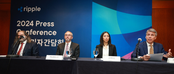리플이 상승세다. 사진은 에릭 반 밀텐버그(Eric van Miltenburg) 부사장(오른쪽)이 지난해 9월3일 서울 강남구 그랜드 인터컨티넨탈 서울 파르나스에서 열린 '리플 기자간담회'에서 발언하고 있다. /사진=뉴시스