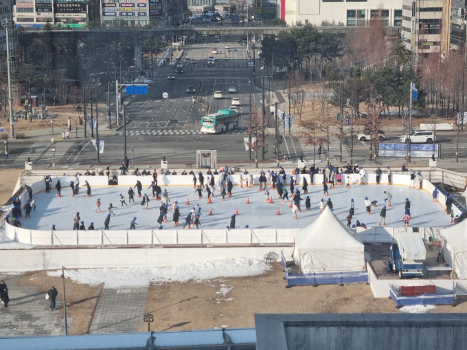 경기도 북부청사 경기평화광장에 설치된 야외 스케이트장 전경. /사진제공=경기북부청 