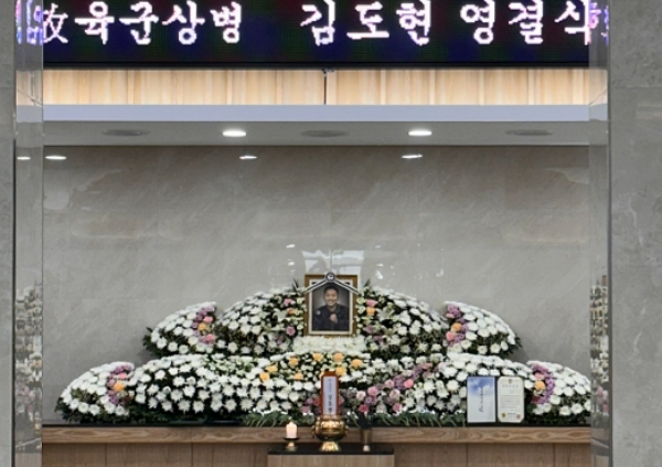 고 김도현 일병이 아미산 훈련 중 추락해 사망한 가운데 유족들이 군 대처가 미흡했다며 분노했다. 사진은 이준석 개혁신당 의원이 김도현 상병 영결식에 참석한 뒤 자신의 SNS에 올린 영결식의 모습. /사진=이준석 의원 SNS 캡처