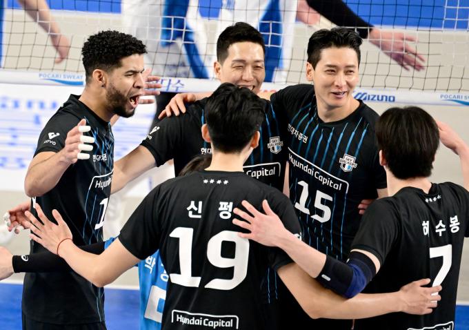 득점 후 기뻐하는 현대캐피탈(KOVO제공)