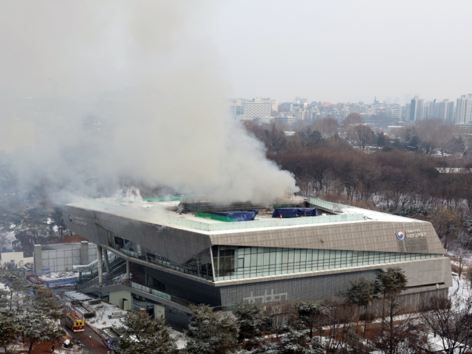 지난 1일 큰불이 발생한 국립한글박물관이 소장한 유물을 다른 박물관으로 모두 옮기기로 했다. 사진은 1일 오전 서울 용산구 국립한글박물관에서 화재가 발생해 연기가 솟구치는 모습. /사진=뉴스1