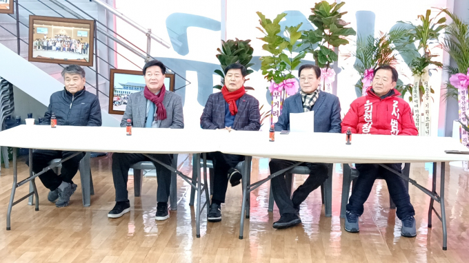 김천시장 재선거 국민의힘 예비후보들이 송언석 의원에 공정한 경선을 요구하는 기자회견을 하고 있다. /사진제공=국민의힘 예비후보 선거사무소
