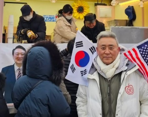 윤석열 대통령을 공개 지지해온 배우 최준용이 이번엔 서울구치소 앞에서 커피차 이벤트를 했다.  /사진=최준용 인스타그램