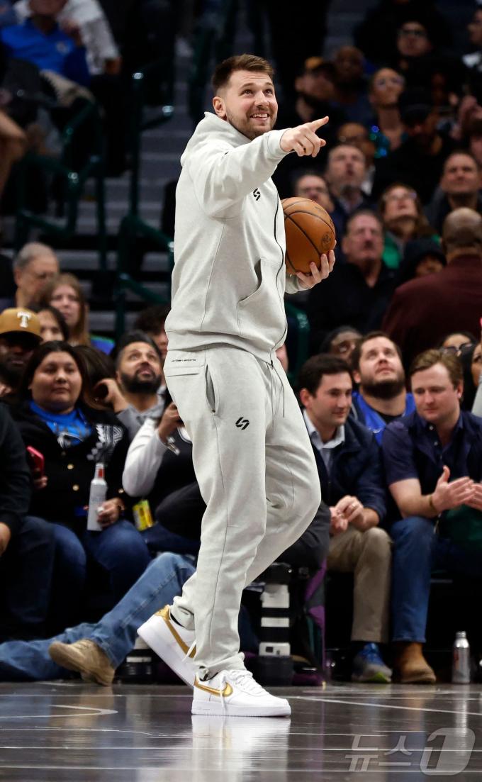 NBA 루카 돈치치가 트레이드로 LA 레이커스 유니폼을 입는다. ⓒ AFP=뉴스1