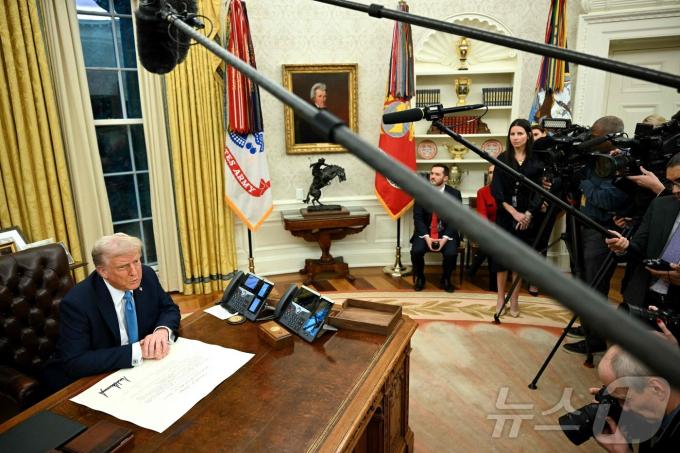도널드 트럼프 미국 대통령이 31일(현지시간) 워싱턴 백악관에서 행정명령에 서명을 한 뒤 취재진을 만나고 있다. 2025.02.02 ⓒ AFP=뉴스1 ⓒ News1 우동명 기자