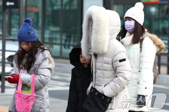 지난달 30일 서울역에서 시민들이 두꺼운 옷을 입고 추위를 견디고 있다.  2025.1.30/뉴스1 ⓒ News1 신웅수 기자