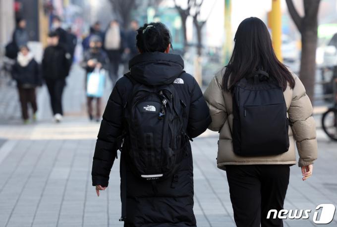 설 연휴 마지막 날인  지난해 2월 12일 서울 동작구 노량진 학원가에서 수험생 및 취업준비생들이 오가고 있다. 2024.2.12/뉴스1 ⓒ News1 박정호 기자