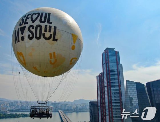 서울 영등포구 여의도공원 상공에 보름달 모양의 열기구 '서울달'이 떠 있다. (서울시 제공)ⓒ 뉴스1 김진환 기자