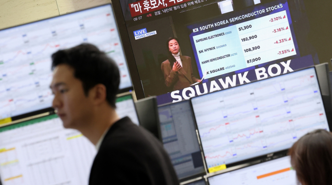  3일 오전 서울 중구 하나은행 본점 딜링룸 전광판에 삼성전자와 SK 하이닉스의 시황이 표시되고 있다./사진=뉴스1 김성진 기자