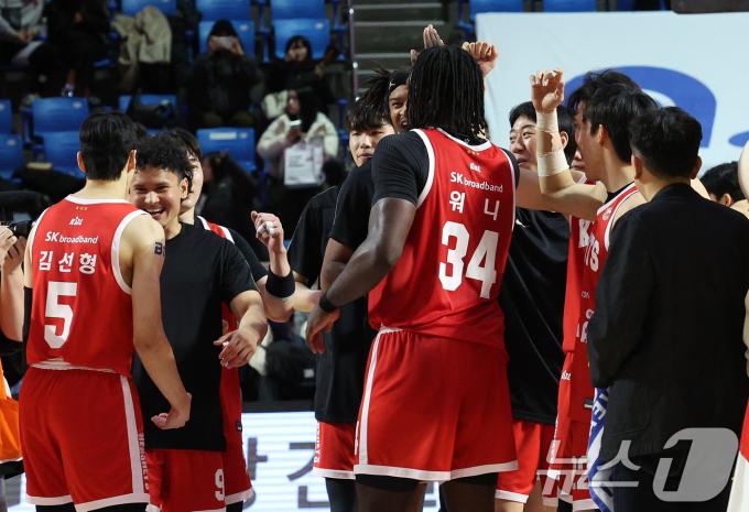 3일 오후 서울 송파구 잠실학생체육관에서 열린 2024-2025 KCC 프로농구 서울 SK와의 창원 LG경기에서 78대 70으로 경기에 승리한 SK 선수들이 자축하고 있다. 2025.2.3/뉴스1 ⓒ News1 장수영 기자