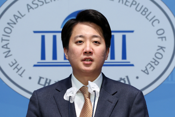 친한계가 이준석 의원에게 '언더73' 가입을 권유했다. 사진은 이준석 개혁신당 의원이 서울 여의도 국회 소통관에서 현안 관련 기자회견을 하는 모습. /사진=뉴시스
