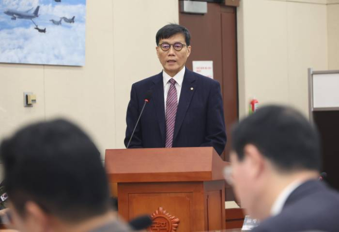 이창용 한국은행 총재가 4일 서울 여의도 국회에서 열린 윤석열 정부의 비상계엄 선포를 통한 내란혐의 진상규명 국정조사특별위원회의 2차 청문회에서 김병주 더불어민주당 의원 질의에 답하고 있다./사진=뉴시스