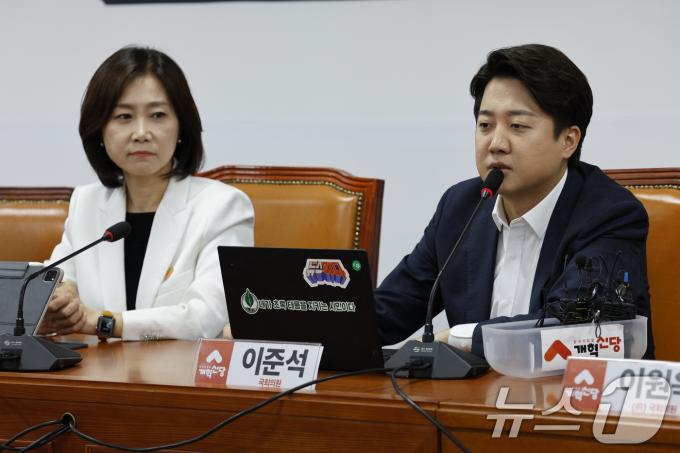 이준석 개혁신당 의원이 31일 오전 서울 여의도 국회에서 열린 전-현직 국회의원 연석회의에서 발언을 하고 있다. 왼쪽은 허은아 개혁신당 대표. 2024.5.31/뉴스1 ⓒ News1 안은나 기자