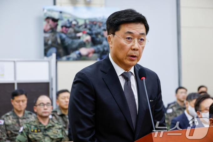 홍장원 전 국가정보원 1차장이 지난달 22일 서울 여의도 국회에서 열린 윤석열 정부의 비상계엄 선포를 통한 내란 혐의 진상규명 국정조사 1차 청문회에 출석해 질의에 답하고 있다./뉴스1 ⓒ News1 안은나 기자