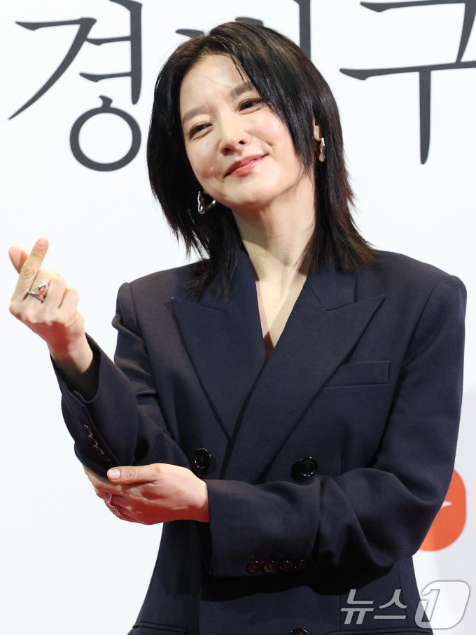배우 이영애가 4일 서울 용산구 CGV 용산아이파크몰에서 열린 CJ ENM 30주년 기념 비저너리(Visionary) 선정작 ‘공동경비구역 JSA’ Homecoming GV에 참석해 포즈를 취하고 있다. 2025.2.4/뉴스1 ⓒ News1 권현진 기자