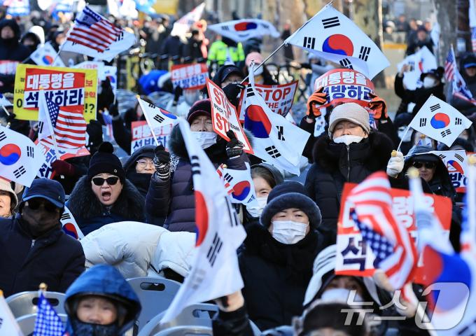 윤석열 대통령 탄핵 심판 5차 변론기일인 4일 오후 서울 종로구 헌법재판소 인근 안국역 사거리에서 보수단체 회원들이 '부정선거 검증하라', '대통령을 석방하라'는 손피켓과 태극기, 성조기를 흔들며 함성을 외치고 있다. 2025.2.4/뉴스1 ⓒ News1 박정호 기자