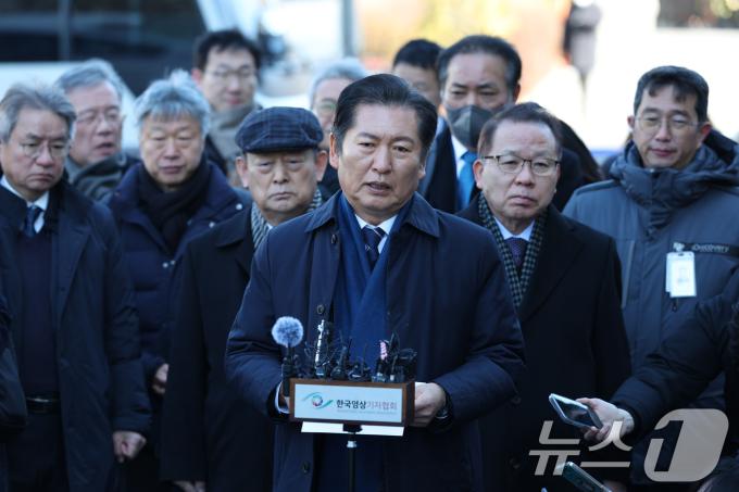 정청래 국회 탄핵소추위원장과 변호인단이 4일 오후 서울 종로구 헌법재판소에서 열린 윤석열 대통령 탄핵심판 5차 변론기일에 출석하며 입장을 밝히고 있다. 2025.2.4/뉴스1 ⓒ News1 사진공동취재단