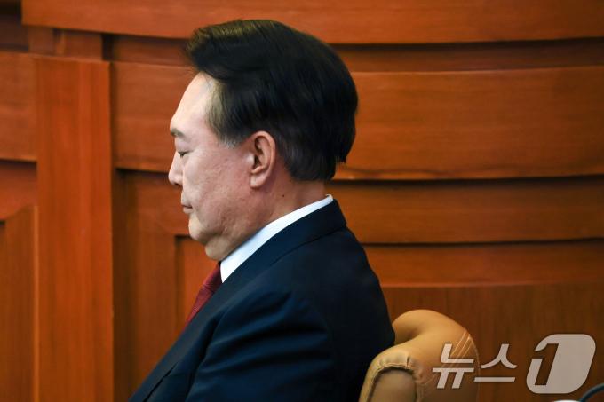 윤석열 대통령 탄핵심판 5차 변론이 열린 4일 서울 종로구 헌법재판소 대심판정에 윤 대통령이 입장해 있다. 2025.2.4/뉴스1 ⓒ News1 사진공동취재단