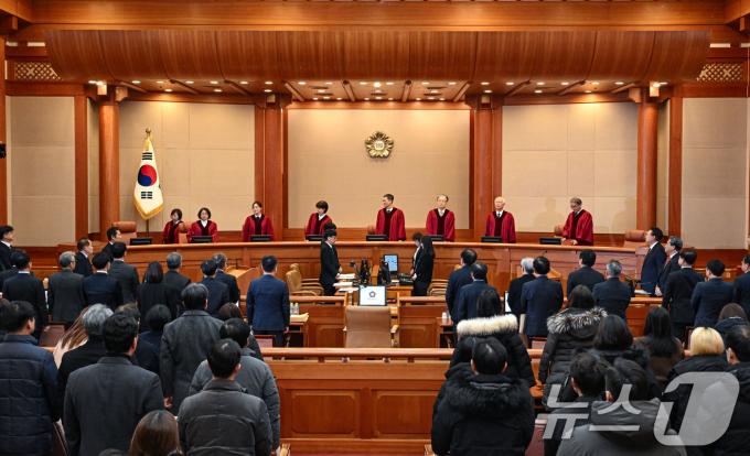 [뉴스1 PICK]내란 증언 봇물 터진 탄핵 변론…윤 대통령은 '달 그림자' 운운