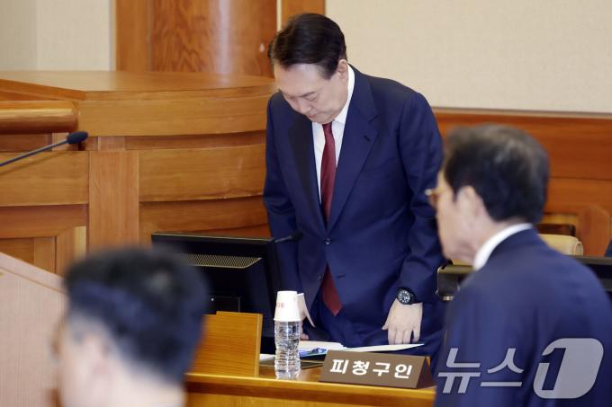 윤석열 대통령이 4일 서울 종로구 헌법재판소에서 열린 탄핵심판 5차 변론기일에 출석해 헌법재판관 입장에 인사하고 있다. 2025.2.4/뉴스1 ⓒ News1 사진공동취재단