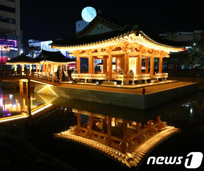 원주 강원감영 위에 뜬 달. (사진은 기사 내용과 무관함) / 뉴스1 ⓒ News1