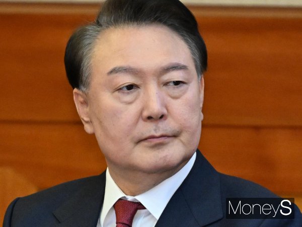 윤석열 대통령이 '호수에 비친 달 그림자'라고 말한 데 대해 석동현 변호사가 해설을 내놨다. 사진은 윤석열 대통령이 지난 4일 서울 종로구 헌법재판소에서 열린 탄핵심판 5차 변론기일에 출석하고 있는 모습. /사진=공동취재단