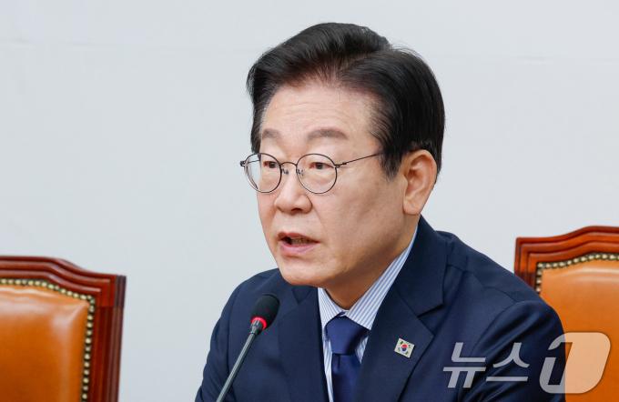 이재명 더불어민주당 대표가 3일 오전 서울 여의도 국회에서 열린 최고위원회의에 참석해 모두 발언하고 있다. 2025.2.3/뉴스1 ⓒ News1 안은나 기자