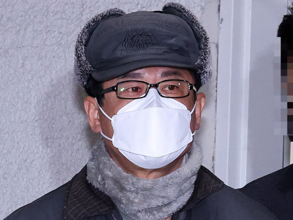 노상원 전 국군정보사령관이 현역 시절 대북 임무를 수행하는 우리 요원들을 제거하라는 지시를 내렸다는 주장이 나왔다. 사진은 12·3 비상계엄 사태를 사전에 모의한 혐의를 받는 노상원 전 정보사령관이 지난해 12월24일 서울 은평구 서부경찰서에서 검찰로 송치되고 있는 모습. /사진=뉴스1