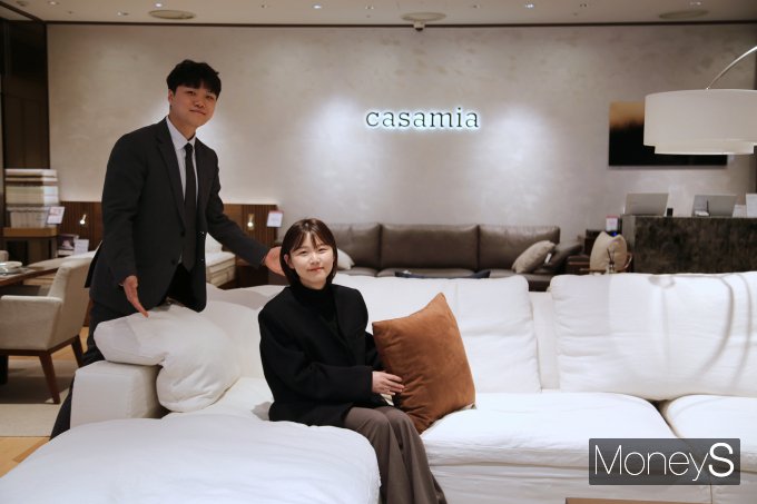 광주신세계 본관 8층 '까사미아' 매장에서 직원들이 캄포소파를 소개하고 있다/사진=광주신세계 제공. 