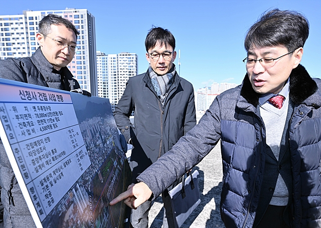 지난 4일 김정기 대구시 행정부시장이 신청사 건립 예정부지를 살펴보고 있다./사진제공=대구광역시