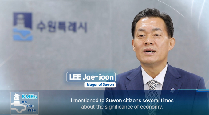 이재준 수원시장이 전세계로 송출하는 홍보영상에서 지역 내 중소기업에 대해 소개하고 있다. /사진제공=수원시
