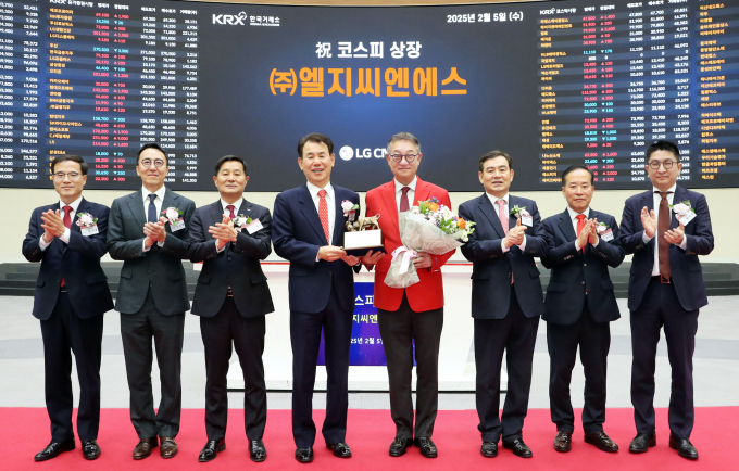  LG씨엔에스가 첫날 코스피 시장에서 부진한 성적표를 받았다. 사진은 상장기념패 전달 후 기념촬영./사진=한국거래소 