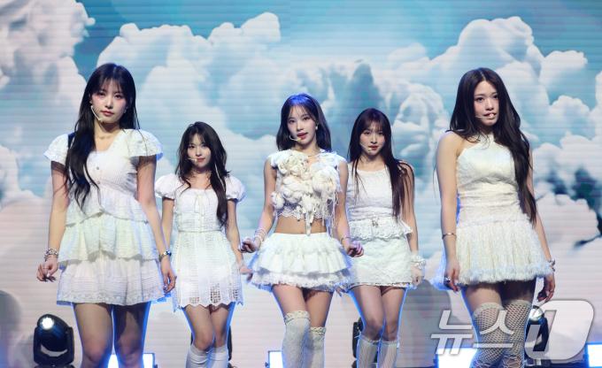 그룹 리센느가 5일 오후 서울 강남구 일지아트홀에서 가진 미니 2집 'Glow Up(글로우 업)' 발매 기념 쇼케이스에서 신곡을 선보이고 있다. 2025.2.5/뉴스1 ⓒ News1 권현진 기자