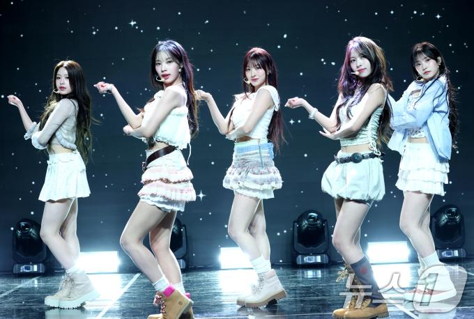 그룹 리센느가 5일 오후 서울 강남구 일지아트홀에서 가진 미니 2집 'Glow Up(글로우 업)' 발매 기념 쇼케이스에서 신곡을 선보이고 있다. 2025.2.5/뉴스1 ⓒ News1 권현진 기자