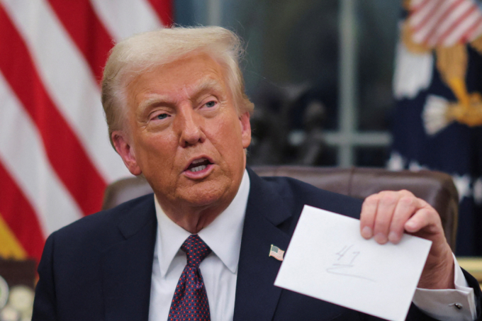 제너럴모터스(GM) 등 미국 완성차 업체들 또한 멕시코에서 대량 생산한 차량을 미국으로 수출하고 있기 때문에 사실상 관세를 부과하기 어려울 것이란 전망이 나온다. 도널드 트럼프 미국 대통령이 지난달 20일 미국 워싱턴 백악관 오벌 오피스에서 행정명령에 서명하고 있다.